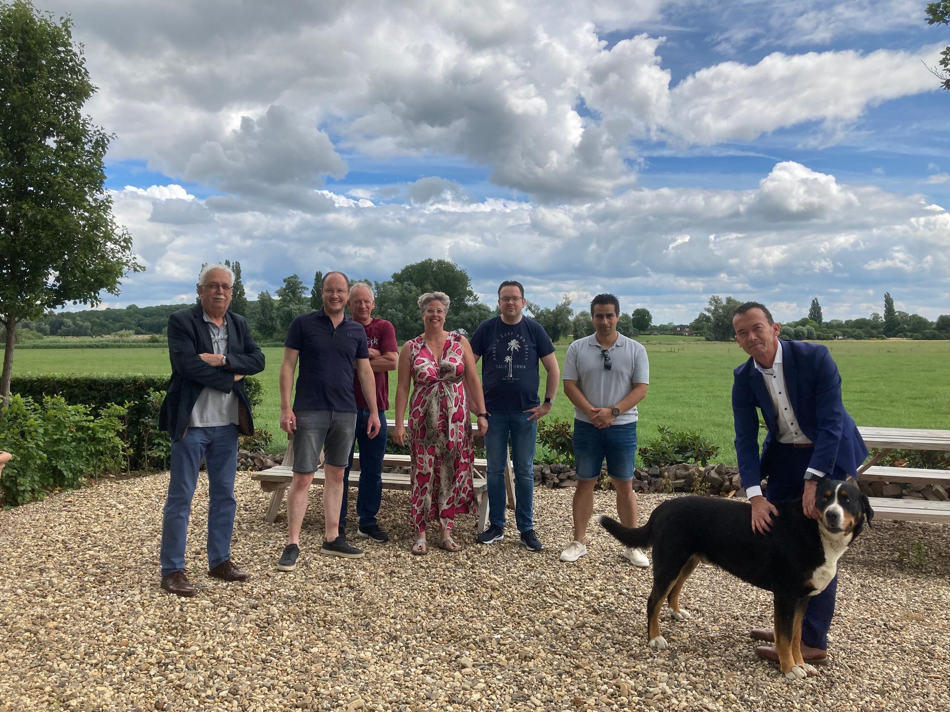 Burgemeester Lucien van Riswijk en wethouder Toon Albers in Spijk