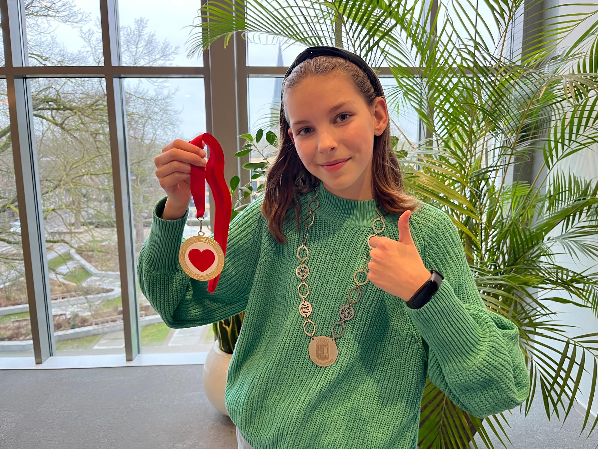 Kinderburgemeester Catoo met jeugdlintje