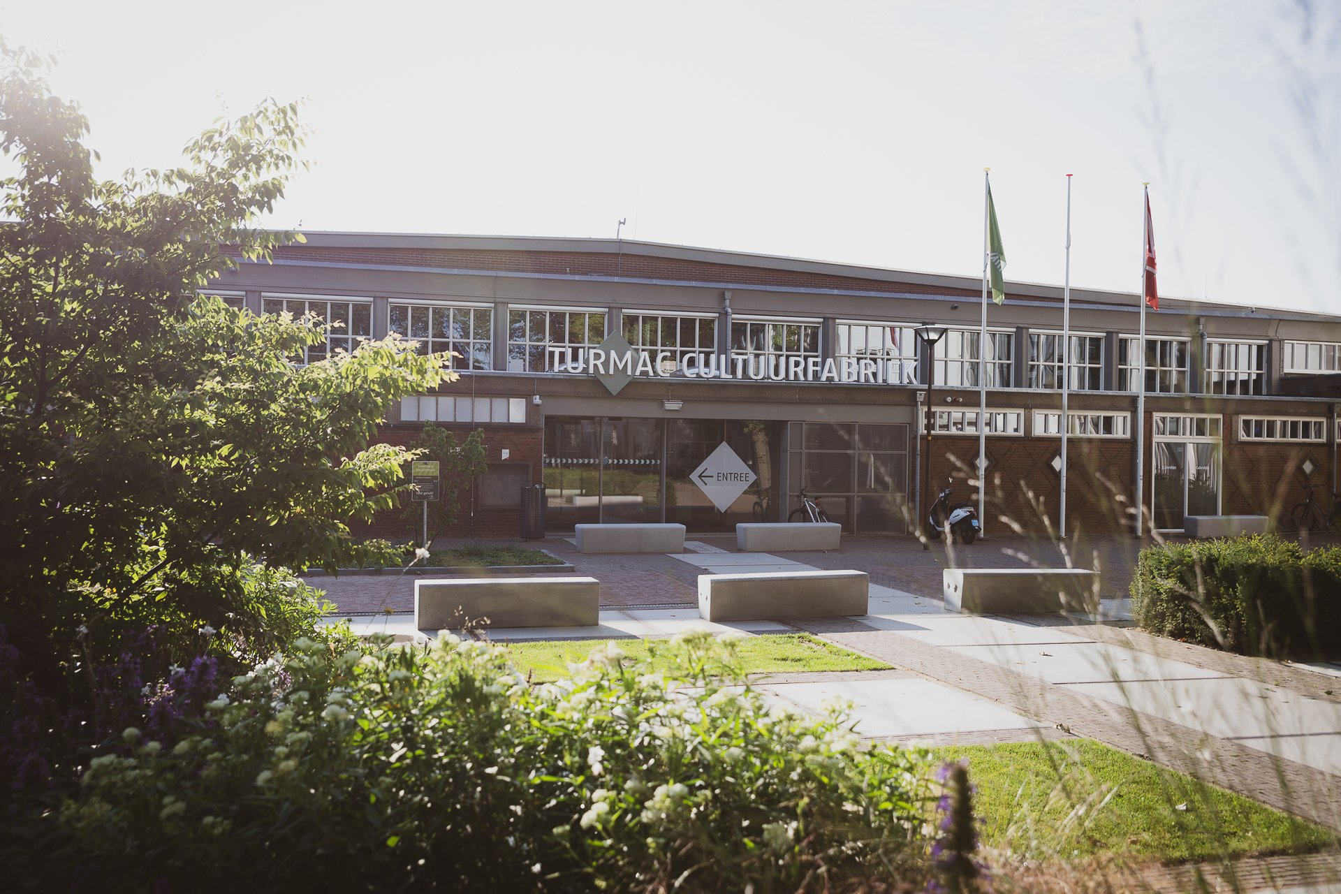 Aanzicht gemeentehuis zomer 2023